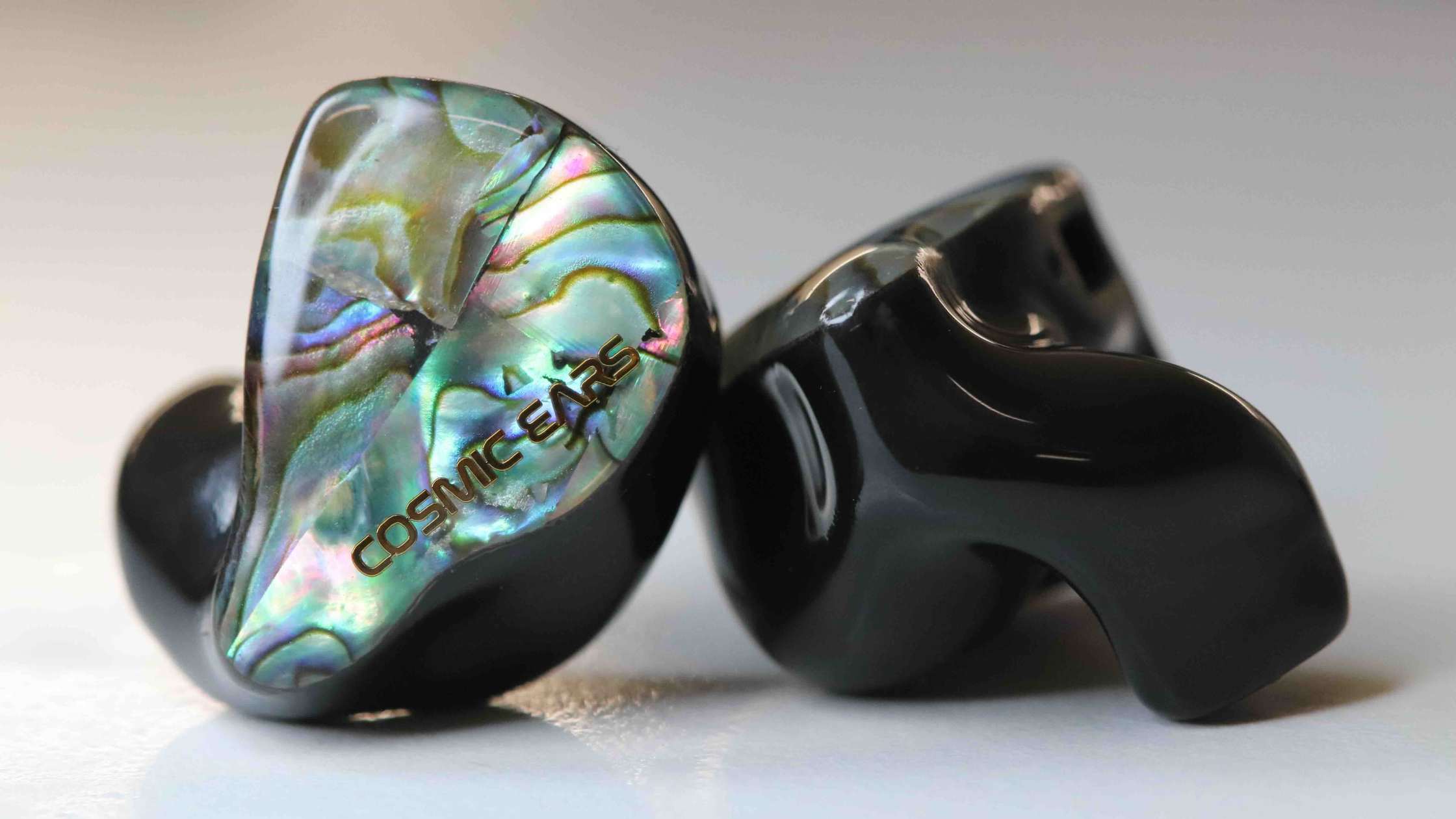 Custom In-Ear Monitors vs Universal Fit: What’s Best for Live Gigs?
